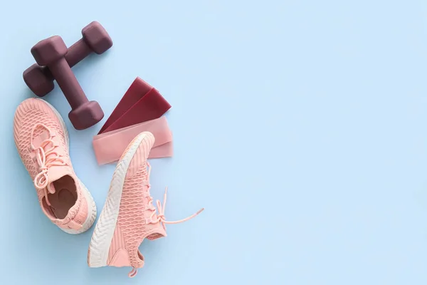 Fasce Elastiche Manubri Scarpe Sfondo Colore — Foto Stock
