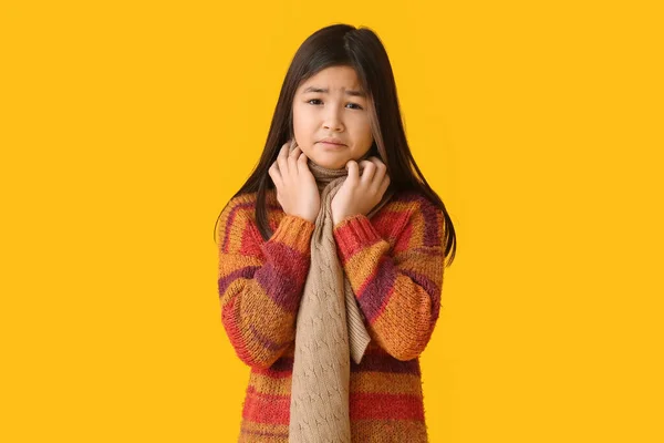 Enfermo Chica Asiática Con Dolor Garganta Fondo Color —  Fotos de Stock