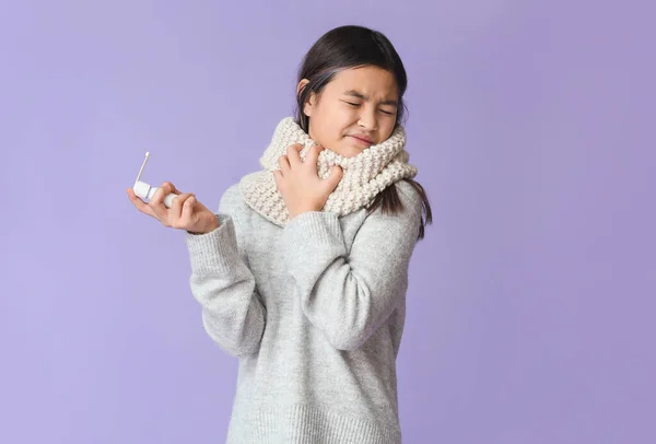 病気アジアの女の子とともに喉と吸入器上の色の背景 — ストック写真