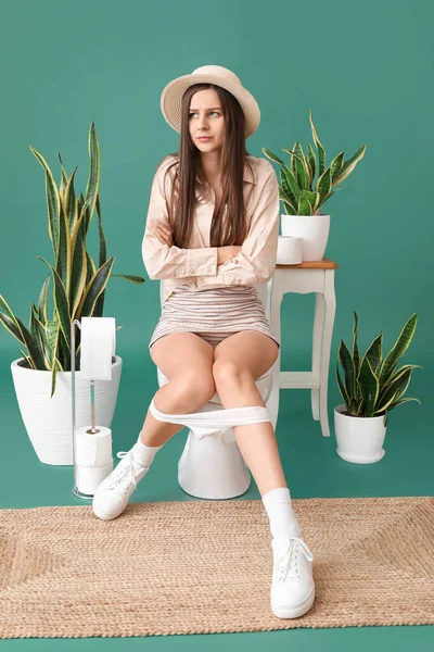 Mujer Joven Disgustada Sentada Inodoro Sobre Fondo Verde — Foto de Stock