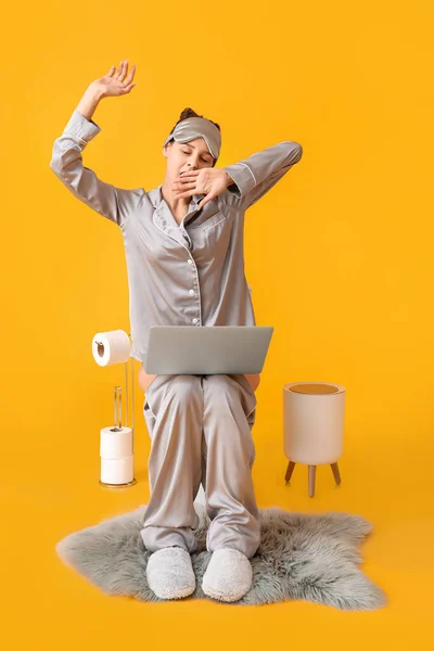 Jovem Sonolenta Pijama Com Laptop Sentado Vaso Sanitário Contra Fundo — Fotografia de Stock