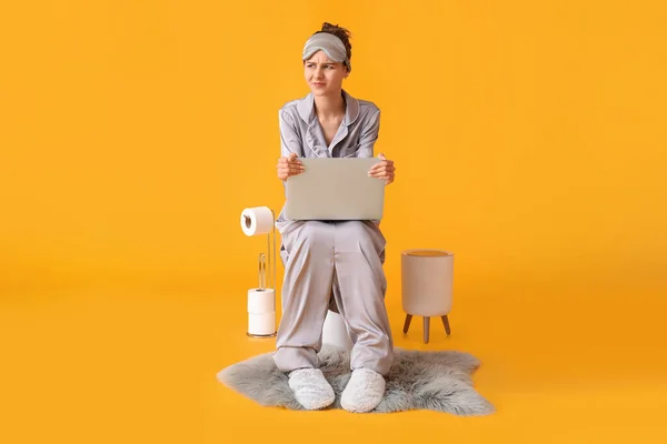 Jovem Descontente Pijama Com Laptop Sentado Vaso Sanitário Contra Fundo — Fotografia de Stock