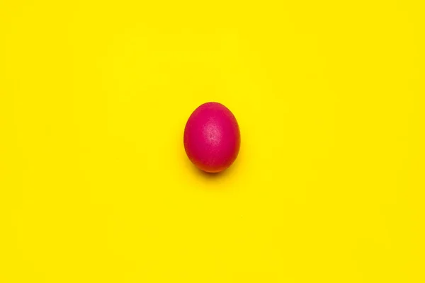 Hermoso Huevo Pascua Sobre Fondo Amarillo — Foto de Stock