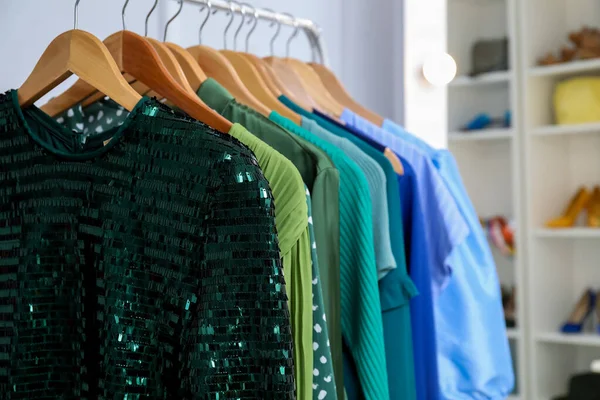 Modern Kıyafetler Mağazada Yakın Plan — Stok fotoğraf