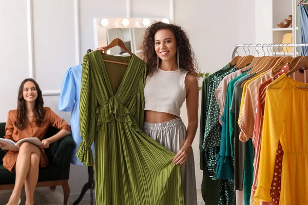 Menina Bonita Sua Amiga Escolhendo Roupas Para Baile Formatura Ensino — Fotografia de Stock