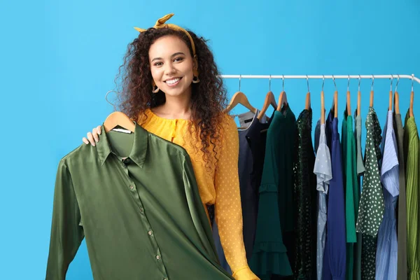 Menina Afro Americana Bonita Perto Rack Com Roupas Para Baile — Fotografia de Stock