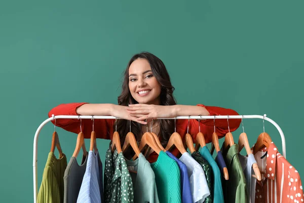 Hermosa Joven Cerca Rack Con Ropa Para Baile Graduación Escuela — Foto de Stock