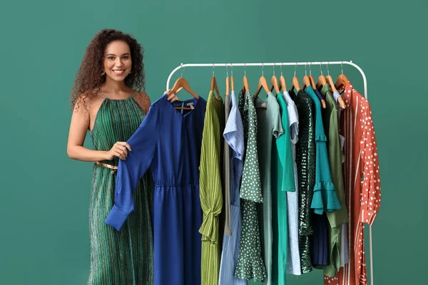 Beautiful African American Girl Rack Clothes High School Prom Green — Stock Photo, Image