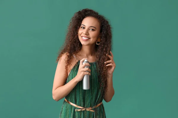 Pretty Young African American Woman Hair Spray Green Background — Stock Photo, Image