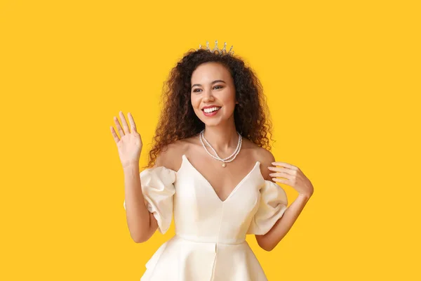 Bela Jovem Afro Americana Vestido Elegante Tiara Fundo Amarelo — Fotografia de Stock