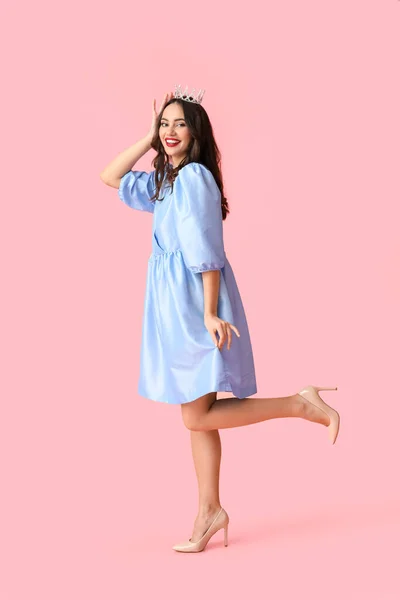 Schöne Junge Frau Stilvollem Kleid Und Diadem Auf Rosa Hintergrund — Stockfoto