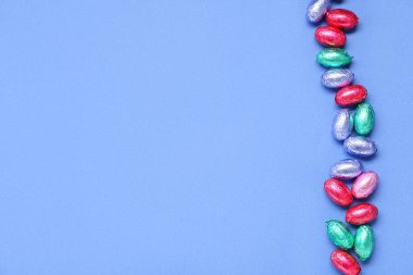 Renkli arka planda birçok çikolatalı Paskalya yumurtası