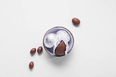 Beyaz arka planda lezzetli çikolata yumurtalı kase.