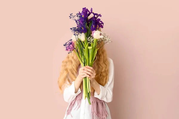 Jeune Femme Tenant Beau Bouquet Sur Fond Couleur — Photo