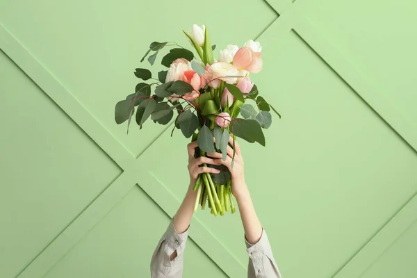 Manos Femeninas Con Hermoso Ramo Cerca Pared Color — Foto de Stock