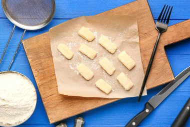 Çiğ, tembel hamur köfteleri, un ve çatal bıçaklı tahta kaplama, yakın plan.