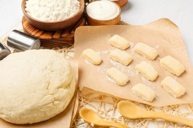 Tembel hamur köfteleri ve malzemeler açık ahşap masada, yakın plan.