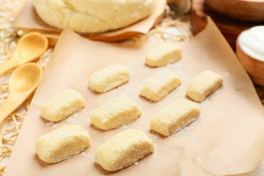 Masada çiğ tembel börekler, yakın plan.