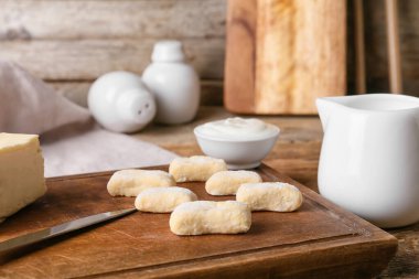 Tahta masada çiğ, tembel hamur tatlısı olan tahta, yakın plan.