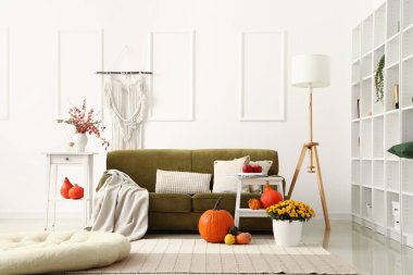 Rahat kanepesi ve lambası olan modern oturma odasının içinde.