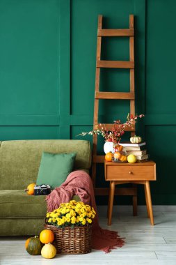 Sonbahar desenli güzel bir oturma odası.