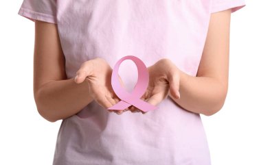 Pembe kurdeleli genç bir kadın, beyaz üzerine izole edilmiş, yakın plan. Göğüs kanseri farkındalığı konsepti