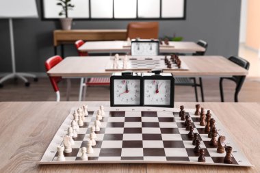 Kulüpte satranç turnuvası için oda hazır.