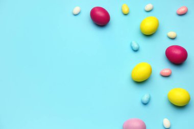 Boyalı Paskalya yumurtaları renkli arka plan, üstten görünüm