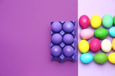 Renkli Paskalya yumurtalarına sahip Holder