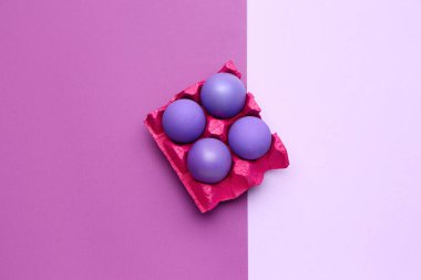 Renkli Paskalya yumurtalarına sahip Holder