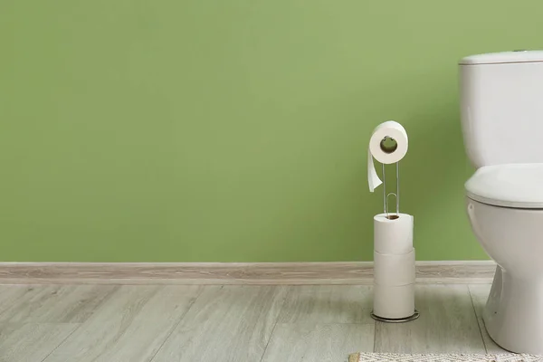 Halter Mit Papierrollen Und Toilettenschüssel Der Nähe Der Grünen Wand — Stockfoto