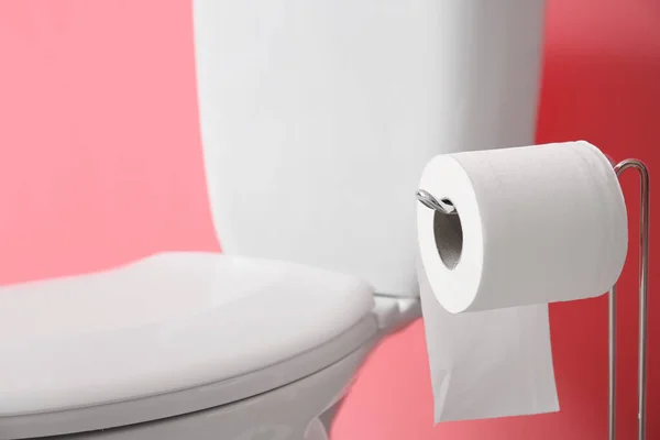 Houder Met Rol Papier Toiletpot Bij Roze Wand Close — Stockfoto