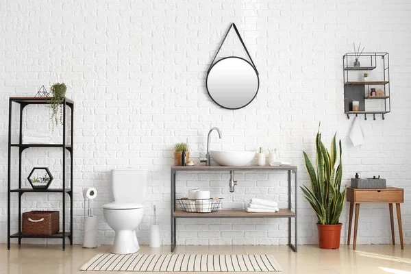 Interior Bergaya Kamar Kecil Dengan Mangkuk Toilet Wastafel Modern Dan — Stok Foto