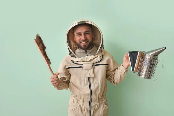 Male Beekeeper Protective Suit Supplies Green Background — Stock Photo, Image