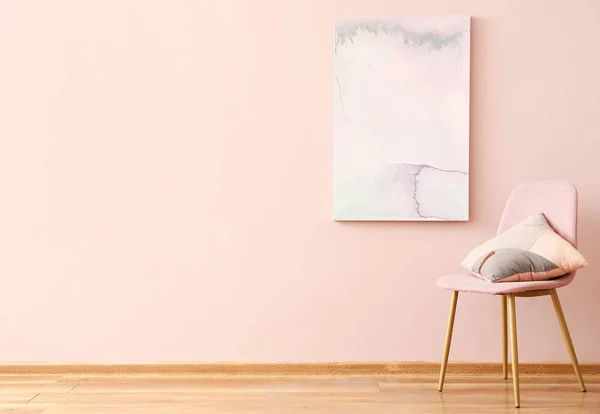 Καρέκλα Μαξιλάρι Και Ζωγραφική Κοντά Στον Τοίχο Χρώμα — Φωτογραφία Αρχείου