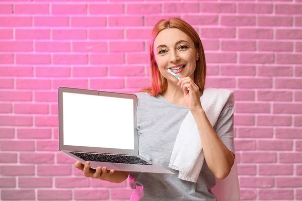 Beautiful Mature Woman Tooth Brush Laptop Brick Background — Stock Photo, Image