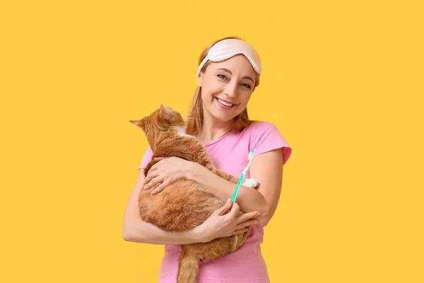 Beautiful Mature Woman Cute Cat Brushing Teeth Yellow Background — Stock Photo, Image