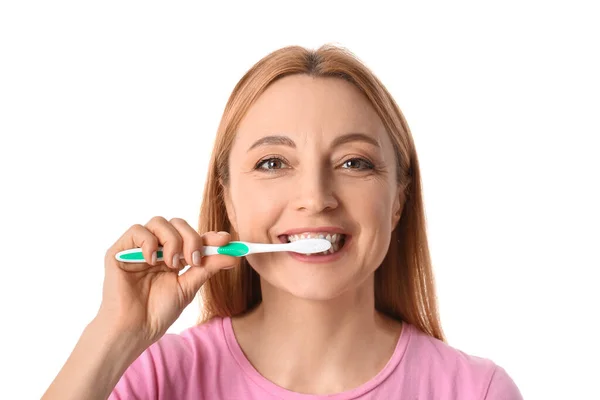 Wanita Dewasa Cantik Menggosok Gigi Pada Latar Belakang Putih — Stok Foto