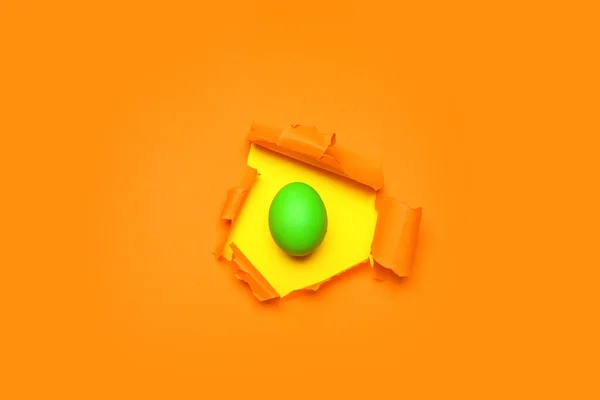 Πράσινο Αυγό Πάσχα Ορατό Μέσα Από Σκισμένο Χαρτί Χρώματος — Φωτογραφία Αρχείου