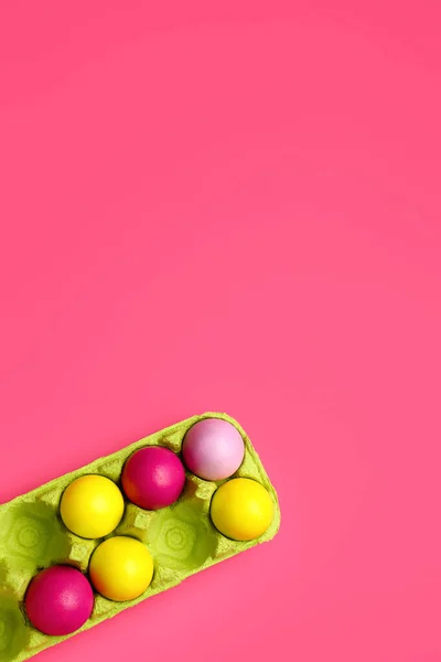 Soporte Con Huevos Pascua Pintados Sobre Fondo Color Primer Plano — Foto de Stock