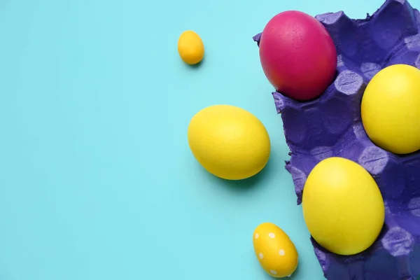 Renkli Arka Planda Boyanmış Paskalya Yumurtaları Olan Holder Yakın Plan — Stok fotoğraf