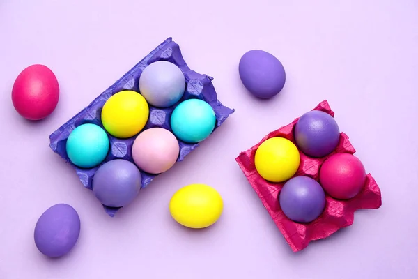 Titulares Con Huevos Pascua Pintados Sobre Fondo Color — Foto de Stock
