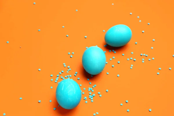 色の背景にイースターのお祝いのために描かれた卵 — ストック写真
