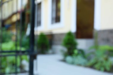 Kapısı, merdiveni ve güzel manzarası olan modern binanın bulanık görüntüsü