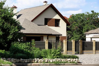 Çitli ve modern villalı güzel manzara tasarımı