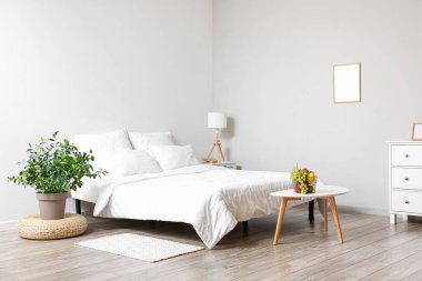 Masa ve meyve sepetli aydınlık yatak odasının içi