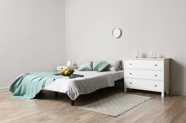 Hafif yatak odasının içi. Çekmeceli ve meyve sepetli.