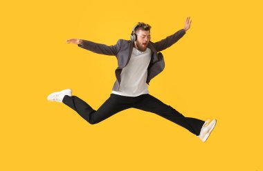 Renkli arka planda havalı dans eden genç adam.