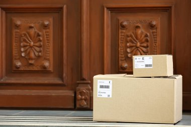 Verandaya paket teslimatı.