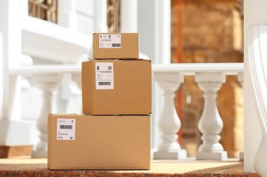 Verandaya paket teslimatı.